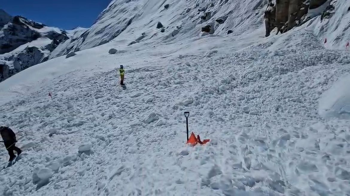 Swiss and Italian rescue experts join search for climbers buried in Yalung Ri avalanche